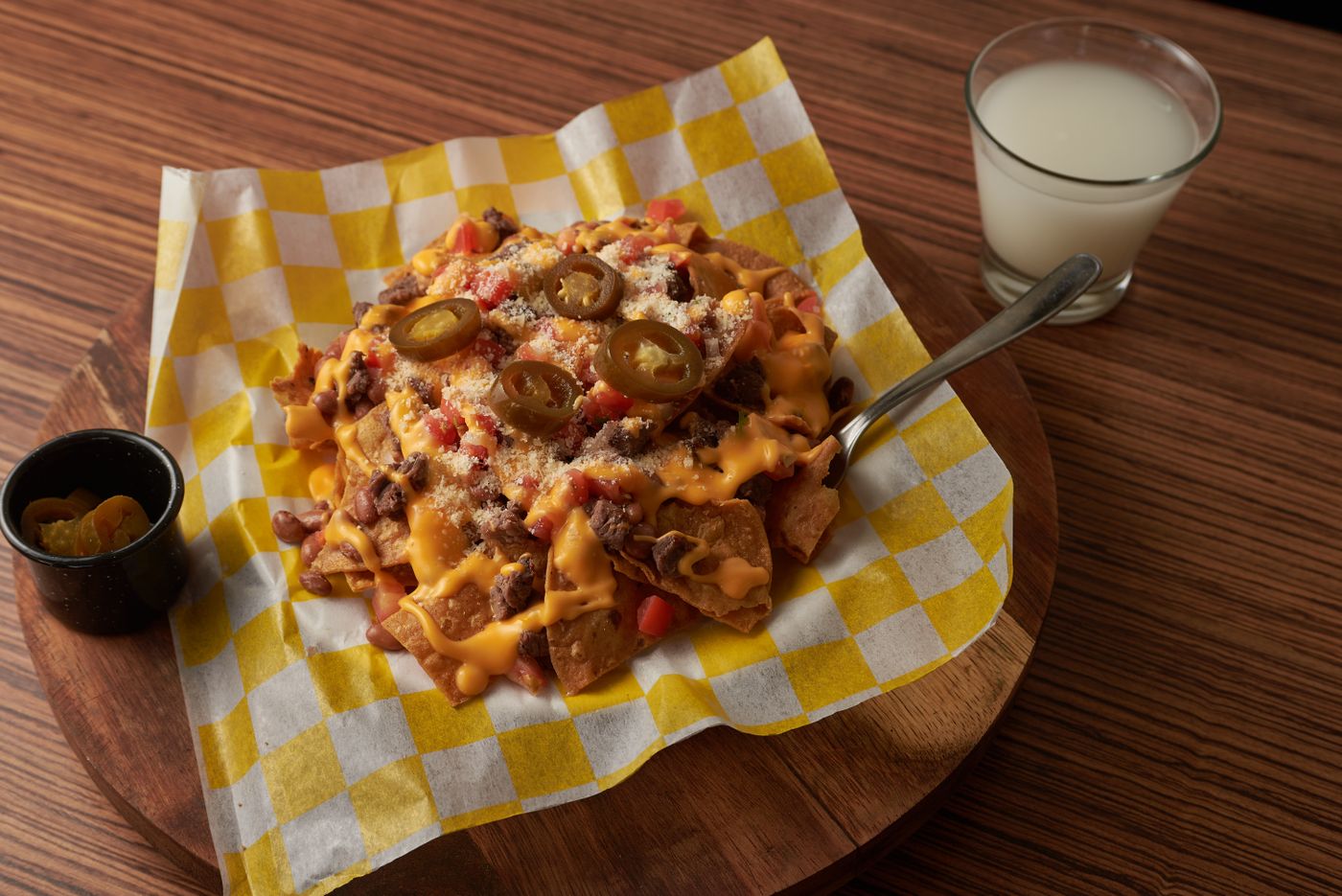 Loaded nachos with melted cheese, beef and jalape&ntilde;os